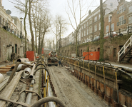 801009 Gezicht in de, vanwege de aanleg van de riolering, drooggelegde Nieuwegracht te Utrecht.